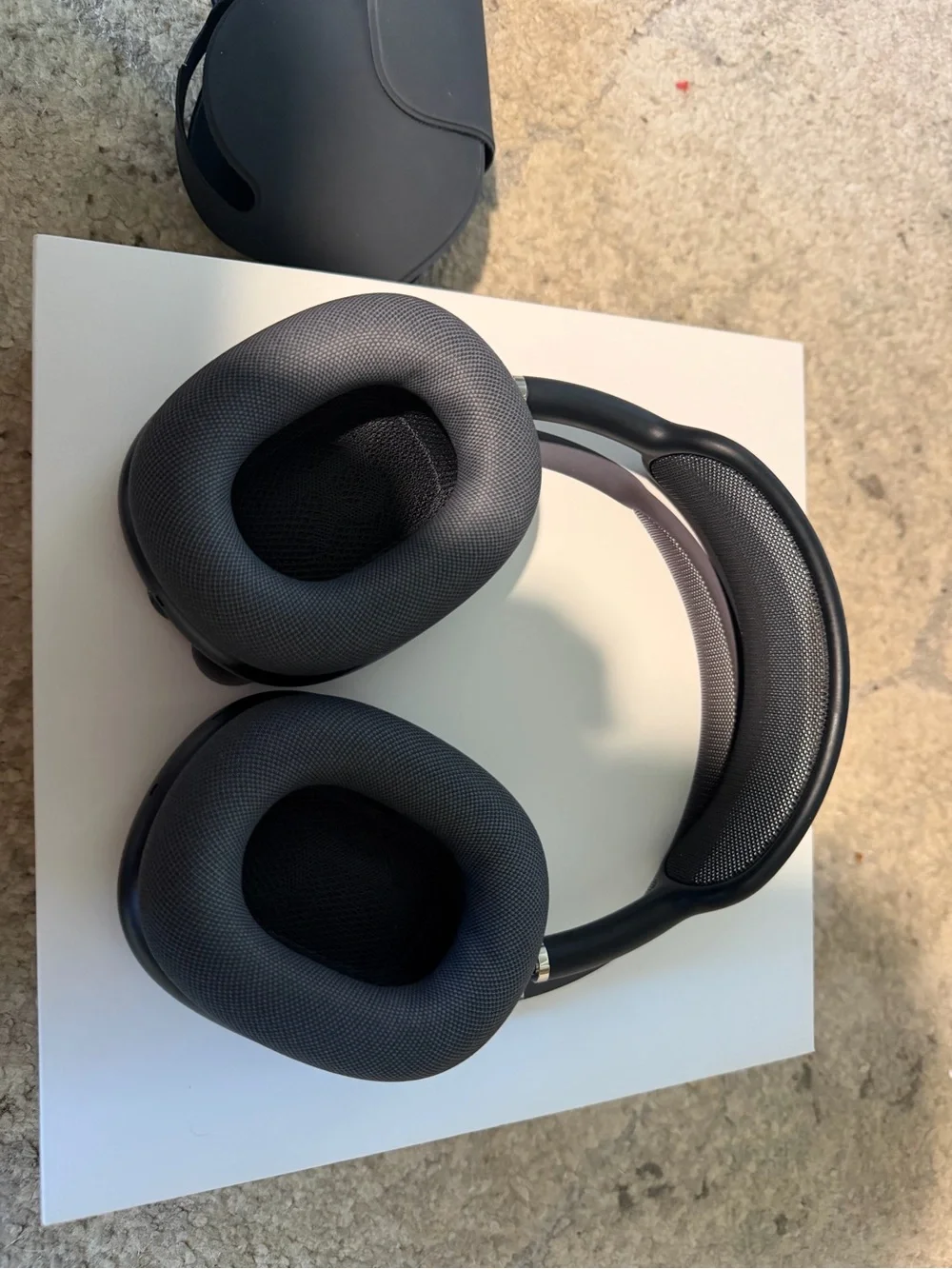 Apple Earbuds / Accessory Box with Black Silicone Case Accent